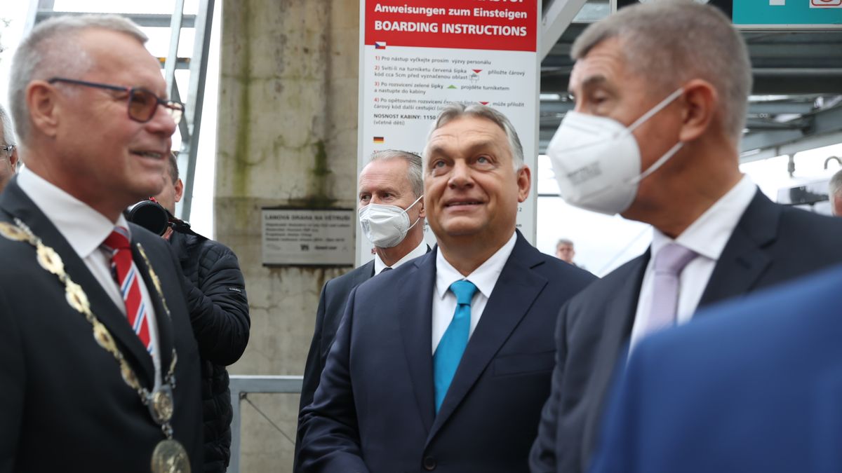 Účet za Orbánovu návštěvu v Ústí: hledají se chlebíčky za 100 tisíc korun